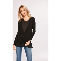 Guess Jeans - Sweter. Czarne kardigany damskie Guess Jeans, s, z aplikacjami, z wiskozy. W wyprzedaży za 269,90 zł.