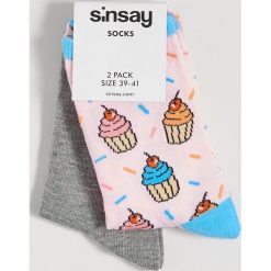 Skarpetki z babeczkami - Wielobarwny. Skarpetki damskie Sinsay, bez wzorów. W wyprzedaży za 4,99 zł.
