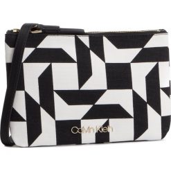 Torebka CALVIN KLEIN - Ck Must Ew Crossbody Q K60K605206 910. Czarne listonoszki damskie Calvin Klein, bez wzorów, z materiału, bez dodatków. W wyprzedaży za 289,00 zł.