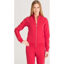BLUZA ARMANI EXCHCNGE. Czerwone bluzy damskie Armani Exchange, s, z aplikacjami, z tkaniny, bez rękawów, bez kaptura. Za 299,50 zł.