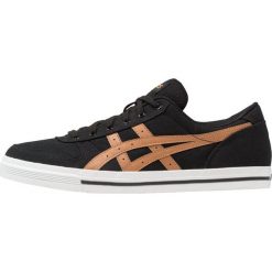 Asics Tiger AARON Tenisówki i Trampki black/meerkat. Czarne tenisówki damskie Asics Tiger, z tworzywa sztucznego. W wyprzedaży za 242,10 zł.