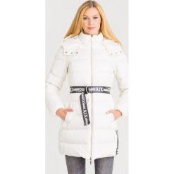 PŁASZCZ puchowy Armani Exchange. Żółte kurtki damskie Armani Exchange, s, w paski, z puchu, bez kaptura. Za 1489,00 zł.