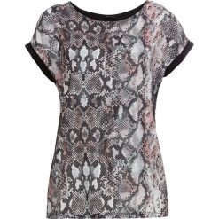 Shirt z nadrukiem bonprix czarny we wzór skóry węża. Czarne koszulki damskie bonprix, z nadrukiem, ze skóry, z okrągłym kołnierzem, z krótkim rękawem. Za 74,99 zł.