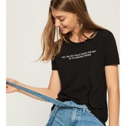T-shirt z zabawnym hasłem - Czarny. Czarne t-shirty damskie Sinsay, l. Za 19,99 zł.
