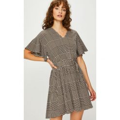 Vero Moda - Sukienka. Białe sukienki damskie Vero Moda, na co dzień, s, w paski, z elastanu, casualowe, bez kołnierzyka, z krótkim rękawem, krótkie, mini, rozkloszowane. W wyprzedaży za 79,90 zł.