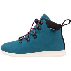 Native APEX JUNIOR Śniegowce midnight blue/bone white. Zielone buty chłopięce zimowe marki Native, z materiału. W wyprzedaży za 246,35 zł.