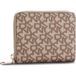 Duży Portfel Damski DKNY - Bryant Sm Zip Around R831J656 Chino Logo-Vic CVU. Pomarańczowe portfele damskie DKNY, bez wzorów, ze skóry ekologicznej. W wyprzedaży za 299,00 zł.