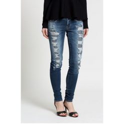 Guess Jeans - Jeansy. Niebieskie rurki damskie marki Guess Jeans, z obniżonym stanem. W wyprzedaży za 239,90 zł.
