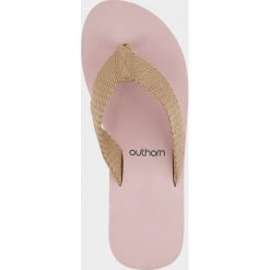 Japonki damskie KLD601 - pudrowy koral - Outhorn. Klapki damskie Outhorn, w paski, bez obcasa. Za 29,99 zł.