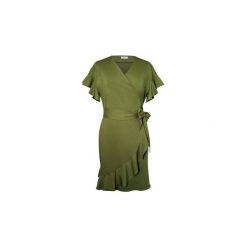 LETNIA ZIELONA SUKIENKA Z FALBANKAMI. Zielone sukienki damskie Bien fashion, na lato, s, w paski, z bawełny, z falbankami, bez rękawów, midi, kopertowe. Za 159,00 zł.