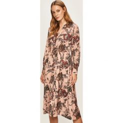 Scotch & Soda - Sukienka. Różowe sukienki damskie Scotch & Soda, na co dzień, s, bez wzorów, z poliesteru, bez kołnierzyka, z długim rękawem, długie, midi, proste. W wyprzedaży za 399,90 zł.