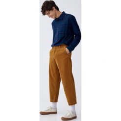 Sztruksowe spodnie chinosy. Szare spodnie męskie marki Pull&Bear, m, bez wzorów, ze sztruksu. Za 139,00 zł.