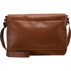 Pier One Torba na ramię cognac. Brązowe torby męskie na ramię marki Pier One. W wyprzedaży za 143,65 zł.