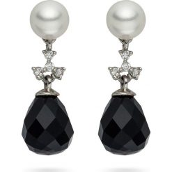 Kolczyki-wkrętki z perłami, onyksem i cyrkonią. Szare kolczyki damskie The Pacific Pearl Company, Nova Pearls Copenhagen & Co., z cyrkonią, z mosiądzu. W wyprzedaży za 99,95 zł.