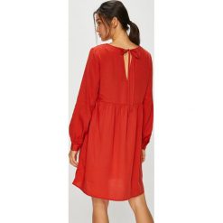 Vero Moda - Sukienka Viga. Czerwone sukienki damskie Vero Moda, na co dzień, s, bez wzorów, z lyocellu, casualowe, bez kołnierzyka, z długim rękawem, długie, mini, proste. W wyprzedaży za 99,90 zł.