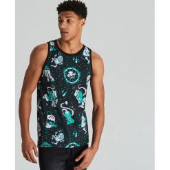 Tank top z nadrukiem all over - Czarny. Czarne t-shirty męskie Cropp, s, z nadrukiem, bez kołnierzyka. Za 39,99 zł.