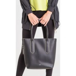 TOREBKA Armani Exchange. Czarne torebki worki damskie Armani Exchange, z nadrukiem, ze skóry ekologicznej, z nadrukiem, bez dodatków. Za 619,00 zł.