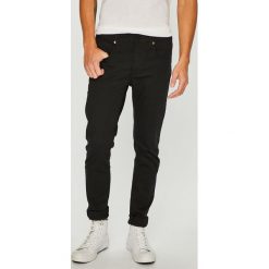 G-Star Raw - Jeansy. Czarne jeansy męskie G-Star RAW, z aplikacjami, retro, z podwyższonym stanem. W wyprzedaży za 339,90 zł.