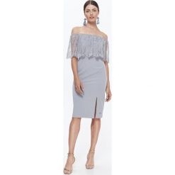 Sukienka midi z rozporkiem z koronkową górą. Szare sukienki damskie Top Secret, na lato, bez wzorów, z dzianiny, eleganckie, bez kołnierzyka, bez rękawów, midi. W wyprzedaży za 54,99 zł.