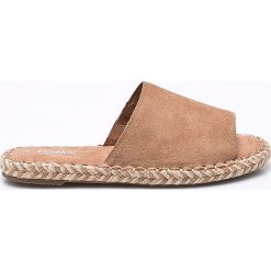 Toms - Klapki Clarita. Brązowe klapki damskie marki Toms, bez wzorów, ze skóry, bez obcasa. W wyprzedaży za 219,90 zł.