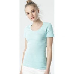 Jasnoniebieski T-shirt Ananore. Niebieskie t-shirty damskie Born2be, s, bez wzorów, z dzianiny, sportowe, z okrągłym kołnierzem, z krótkim rękawem. Za 39,99 zł.
