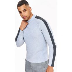 Sweter półgolf w prążki i z kontrastowymi rękawami. Szare swetry męskie Top Secret, na zimę, xxl, w paski, z dzianiny, eleganckie, z golfem, bez kaptura. W wyprzedaży za 69,99 zł.