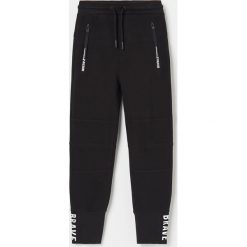 Joggery z kieszeniami na suwak - Czarny. Czarne spodnie męskie Reserved, bez wzorów. Za 69,99 zł.