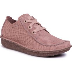 Półbuty CLARKS - Funny Dream 261475724 DustyPink Nubuck. Różowe półbuty damskie Clarks, bez wzorów, ze skóry, bez obcasa, na płaskiej podeszwie, bez zapięcia. Za 399,00 zł.