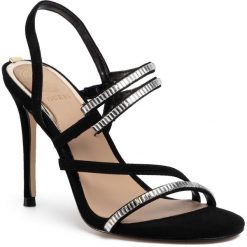 Sandały GUESS - Kaden FL6KAN SUE03 BLACK. Czarne klapki damskie Guess, z aplikacjami, z zamszu, bez obcasa, na obcasie. W wyprzedaży za 309,00 zł.
