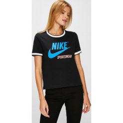 Nike Sportswear - Top. Czarne topy damskie marki Nike Sportswear, s, z nadrukiem, z bawełny, z okrągłym kołnierzem. W wyprzedaży za 119,90 zł.