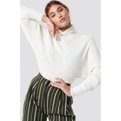 NA-KD Sweter z dzianiny z wywijanym golfem - White. Białe golfy damskie marki NA-KD, z bawełny. Za 121,95 zł.
