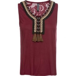 T-shirt z koronką i frędzlami bonprix czerwony rubinowy. Czerwone t-shirty damskie bonprix, w koronkowe wzory, z koronki, bez kołnierzyka. Za 27,99 zł.