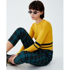 Krótki sweter z okrągłym dekoltem. Szare swetry klasyczne damskie Pull&Bear, z okrągłym kołnierzem. Za 59,90 zł.