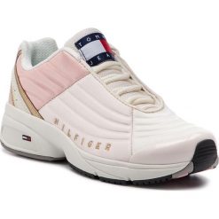 Sneakersy TOMMY JEANS - Wmn Heritage Tommy Jeans Sneaker EN0EN00400 Delicacy 661. Różowe półbuty damskie marki Tommy Jeans, na co dzień, bez wzorów, z jeansu, bez obcasa, na płaskiej podeszwie, bez zapięcia. Za 539,00 zł.