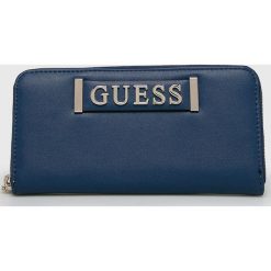Guess Jeans - Portfel. Niebieskie portfele damskie Guess Jeans, z aplikacjami, z poliesteru. W wyprzedaży za 199,90 zł.