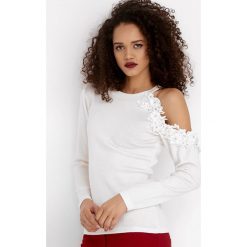 Bluzka w kolorze białym. Białe bluzki damskie Bambina Mia, l, bez wzorów, z okrągłym kołnierzem, bez rękawów. W wyprzedaży za 89,95 zł.