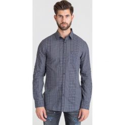 SZARA KOSZULA W KRATĘ GUESS. Szare koszule męskie Guess, xxl, z aplikacjami, z klasycznym kołnierzykiem, bez rękawów. Za 184,50 zł.