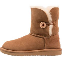 Buty zimowe damskie: UGG BAILEY BUTTON II Botki chestnut