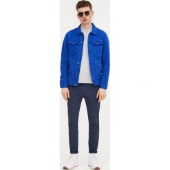 Spodnie typu chinos skinny fit. Niebieskie chinosy męskie marki Pull&Bear. Za 119,00 zł.