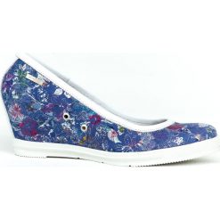 Półbuty na koturnie - skóra naturalna - model 024 - kolor niebieskie kwiaty. Niebieskie półbuty damskie Zapato, z nadrukiem, z jeansu, eleganckie, na wysokim obcasie, na platformie, bez zapięcia. W wyprzedaży za 202,30 zł.