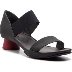 Sandały CAMPER - Alright Sandal K200770-001 Black. Czarne klapki damskie Camper, bez wzorów, ze skóry, bez obcasa, na obcasie. W wyprzedaży za 379,00 zł.