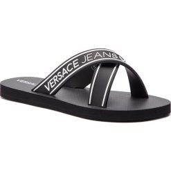 Klapki VERSACE JEANS - E0YTBSQ5 70985 M60. Czarne klapki męskie Versace Jeans, bez wzorów, z jeansu. W wyprzedaży za 139,00 zł.
