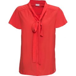 Bluzka z krawatką, krótki rękaw bonprix czerwony sygnałowy. Czerwone koszulki damskie bonprix, bez wzorów, eleganckie, bez kołnierzyka. Za 74,99 zł.