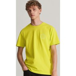 T-shirt z haftem - Żółty. Żółte t-shirty męskie Reserved, s, z haftami, bez kołnierzyka. Za 59,99 zł.