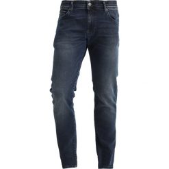 Tommy Jeans SKINNY SIMON Jeans Skinny Fit nebraska dark blue. Niebieskie jeansy męskie relaxed fit marki Tommy Jeans. W wyprzedaży za 439,20 zł.