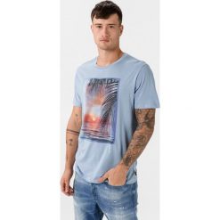 Jack & Jones Zayn Bla. Koszulka Niebieski. Niebieskie podkoszulki męskie Jack & Jones, m, z nadrukiem, z bawełny, bez kołnierzyka, z krótkim rękawem, krótkie. Za 78,95 zł.