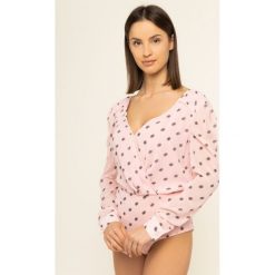 Body Guess All Over Print W01H87 WCLS0. Różowe bluzki damskie Guess, m, z aplikacjami, z poliesteru, bez kołnierzyka, bez rękawów. W wyprzedaży za 319,00 zł.