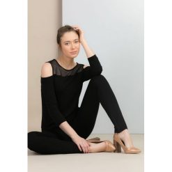 Bluzka z odkrytymi ramionami. Szare bluzki damskie marki Monnari, bez wzorów, ze skóry, bez kołnierzyka, bez rękawów. Za 59,50 zł.