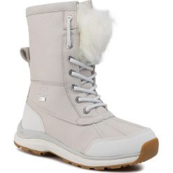 Śniegowce UGG - W Adirondack III Fluff Boot 1103849 Wht. Szare kozaki damskie Ugg, na zimę, z wełny. W wyprzedaży za 779,00 zł.