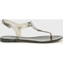 Guess Jeans - Sandały. Szare klapki damskie Guess Jeans, z aplikacjami, z jeansu, bez obcasa, na szpilce. W wyprzedaży za 259,90 zł.